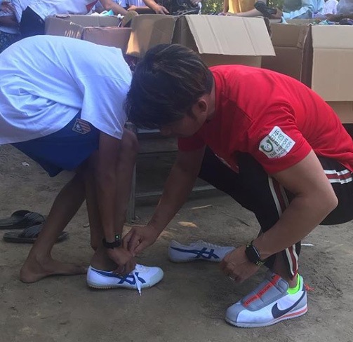 写真：子供たちが靴を履いてみている様子