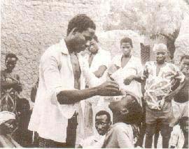 写真：治療を施す医師