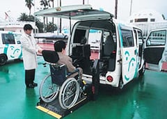 写真：車椅子利用者が福祉車両に乗り込む様子