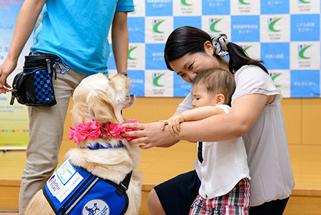 写真：ベイリーと触れ合う子ども