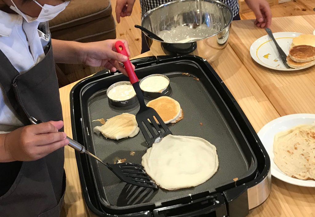 写真：ホットプレートで調理している様子