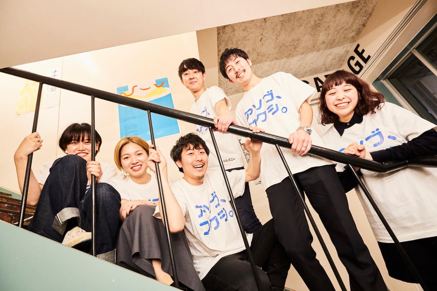 写真：左から株式会社ヘラルボニーのスタッフの稲垣かのこさん、西野彩紀さん、代表の松田崇弥さん、スタッフの丹野晋太郎さん、代表の松田文登さん、スタッフの佐々木めばえさん