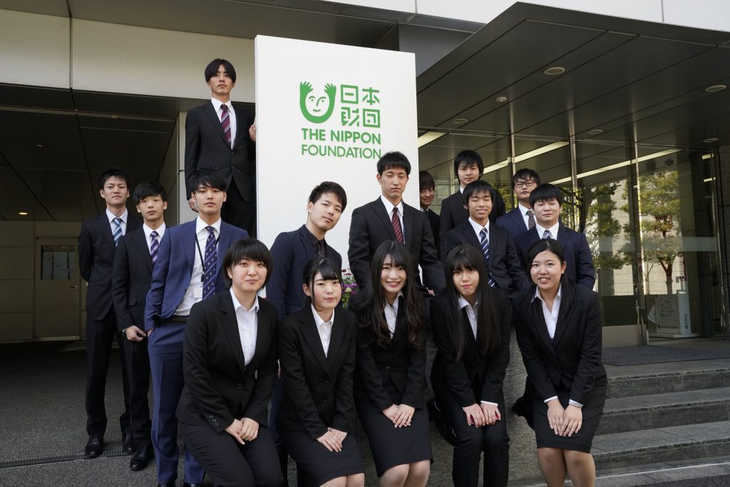 写真：現役奨学生のみなさん
