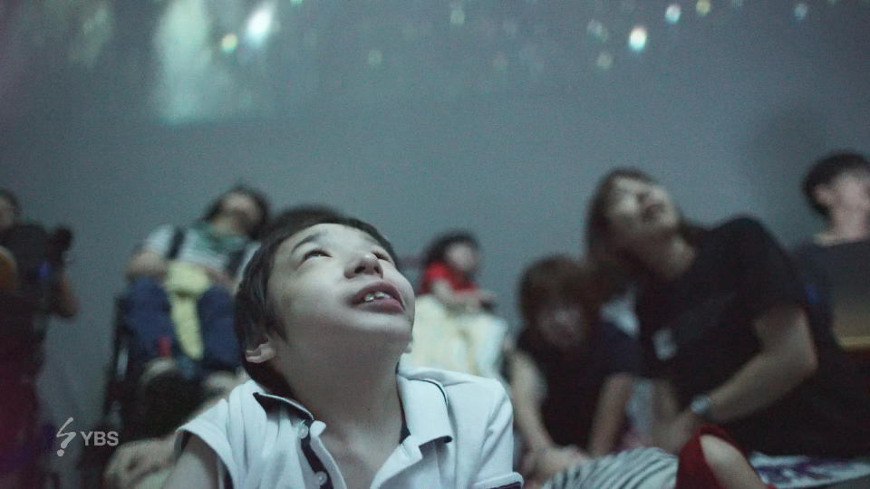 写真：プラネタリウムを鑑賞する子どもたちの様子