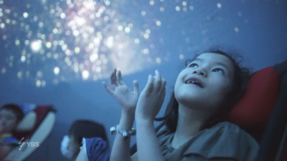 写真：プラネタリウムを鑑賞する子どもたちの様子