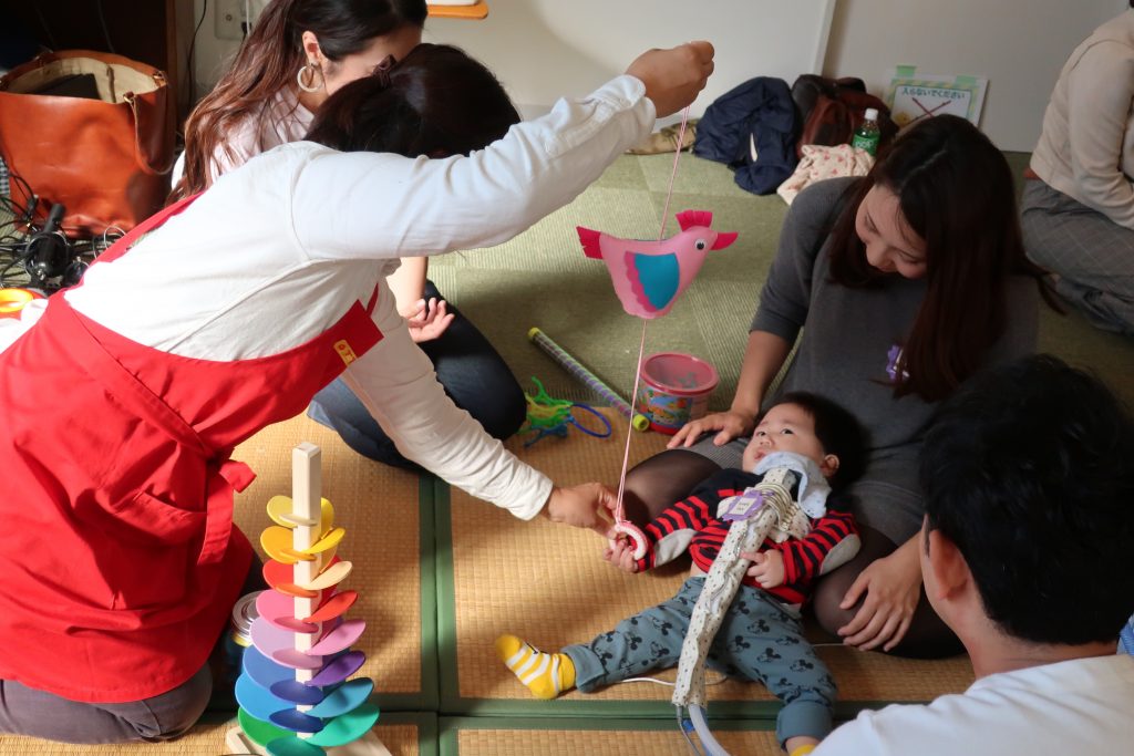 写真：おもちゃで遊ぶ子どもの様子