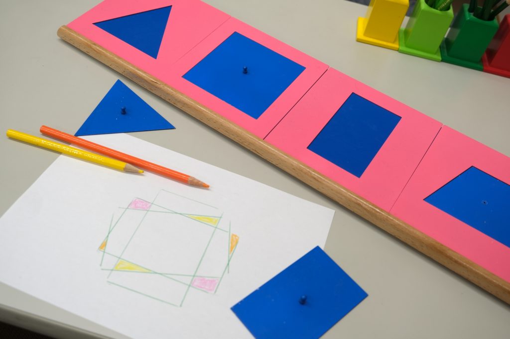 写真：モンテッソーリ教育の玩具を使った図形遊び