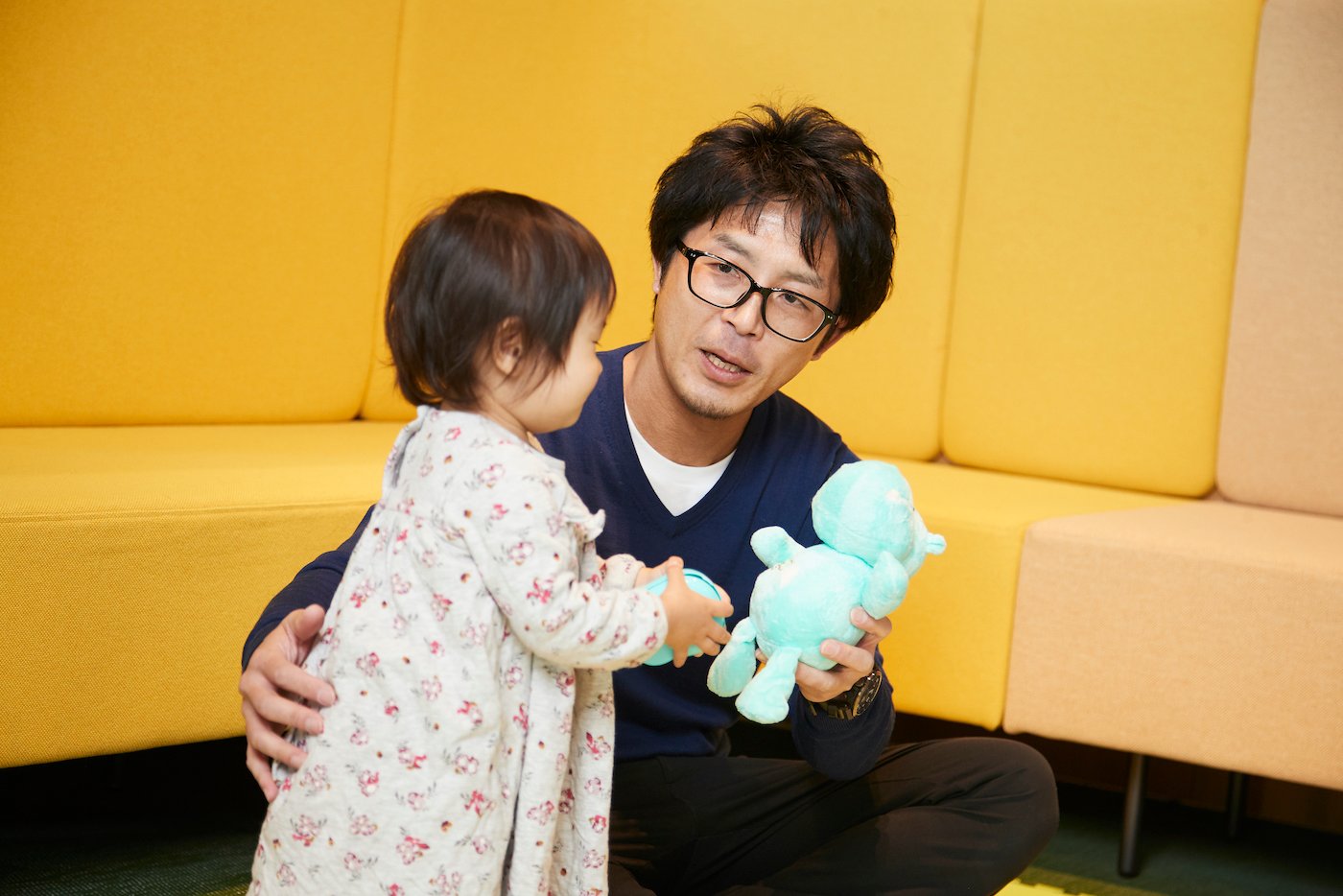 写真:児童養護施設の子どもと遊ぶ里親候補の夫