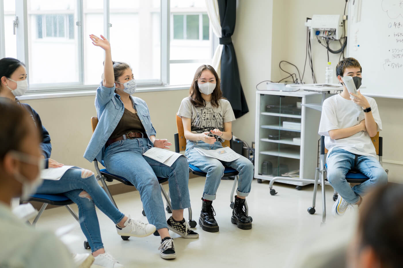 写真：手を上げて発言する高校生