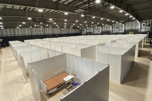 写真：アリーナ内に竣工された宿泊型療養施設