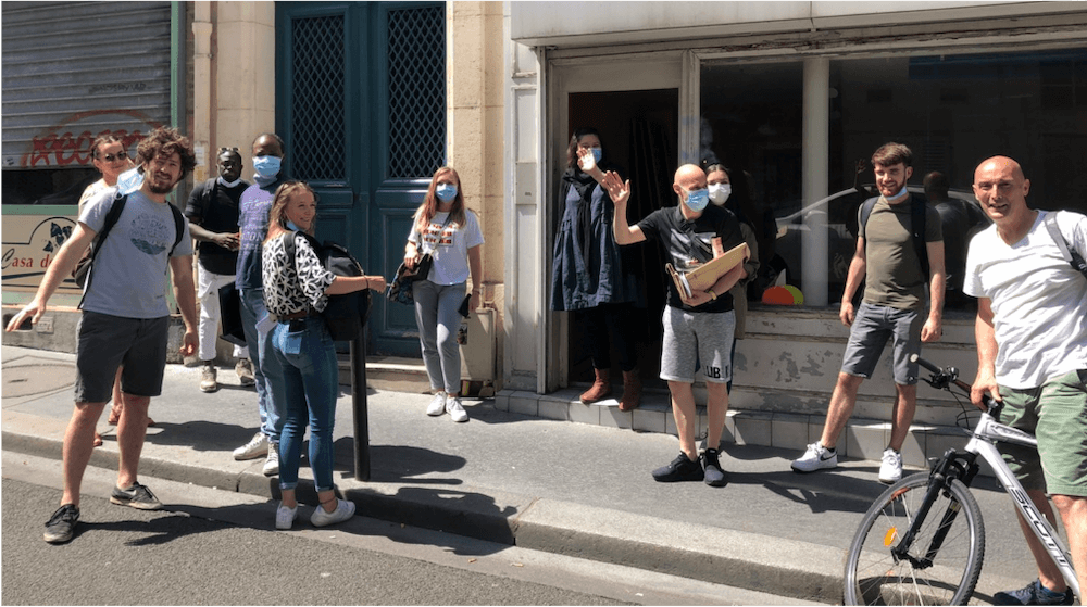 写真：路上で若者に声をかける路上エデュケーターたち