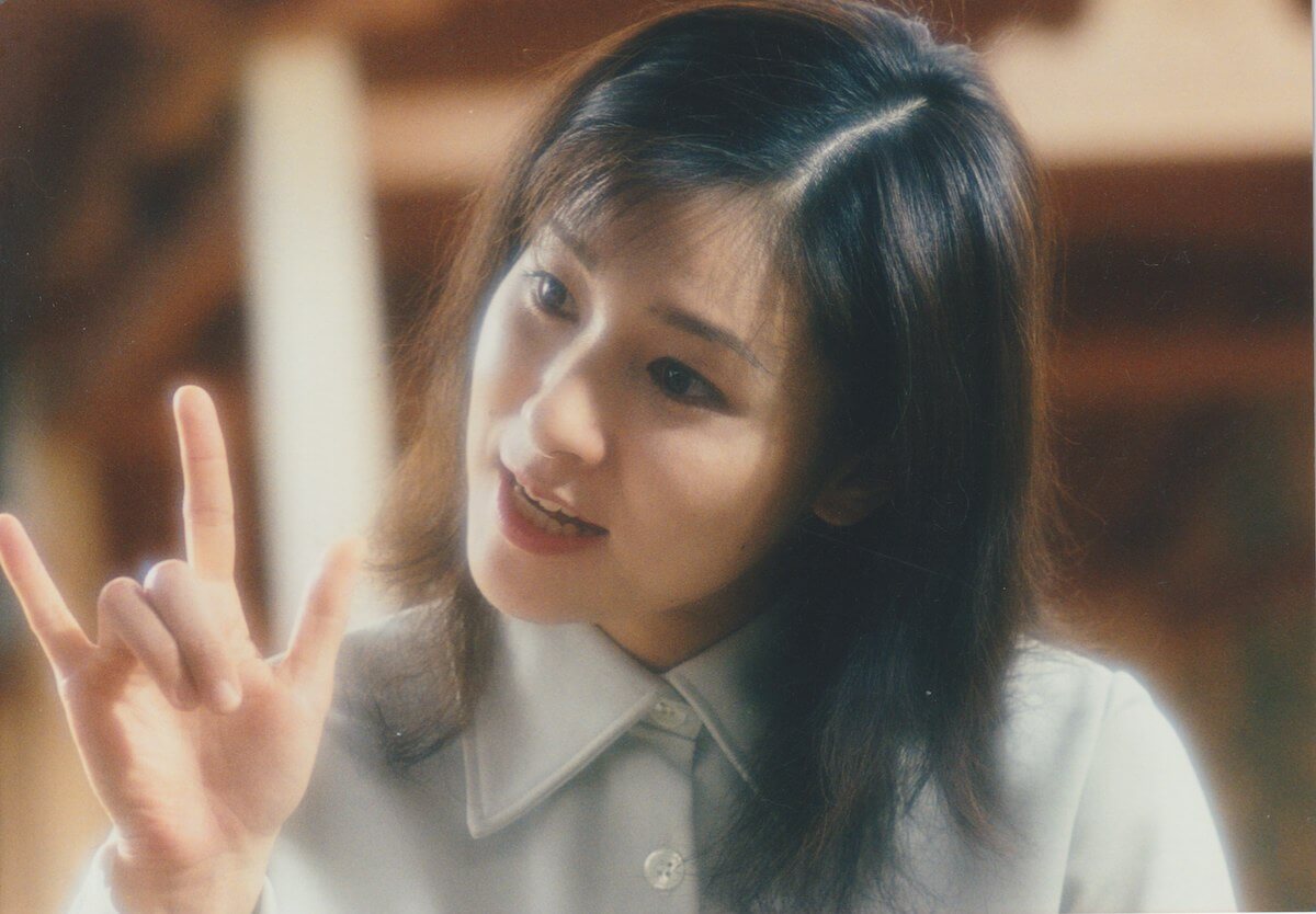 写真：手話で「アイ・ラヴ・ユー」を伝える忍足さん