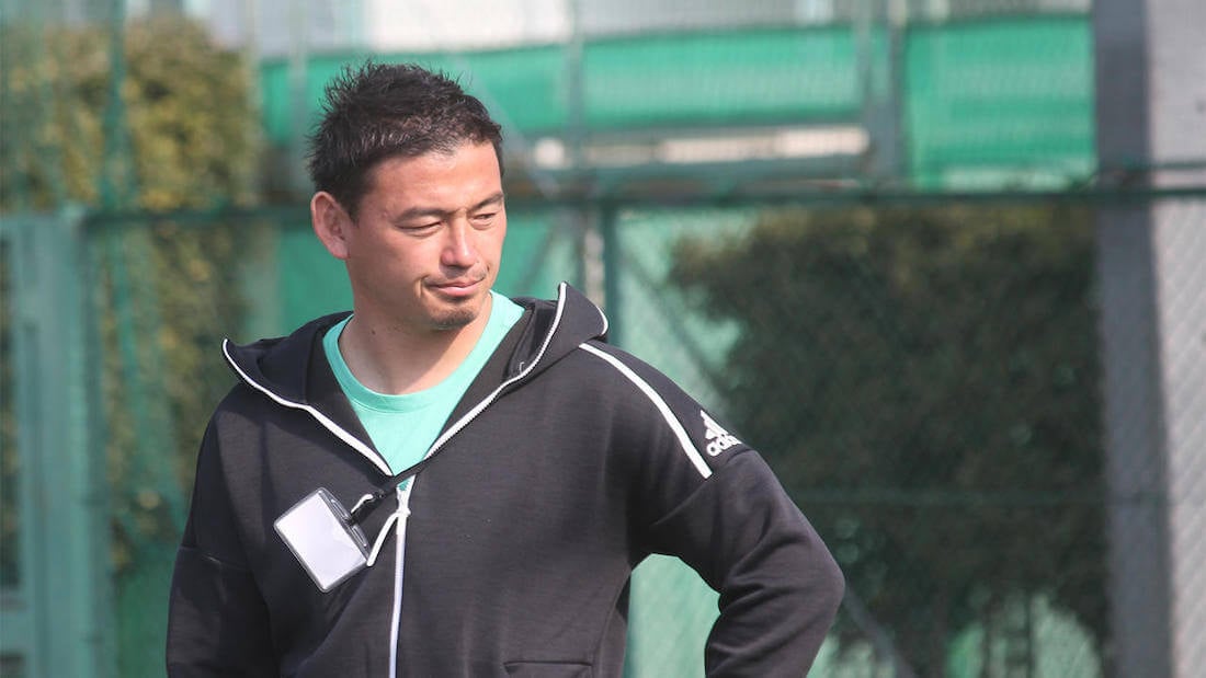 写真：フィールドに立つ五郎丸歩さん