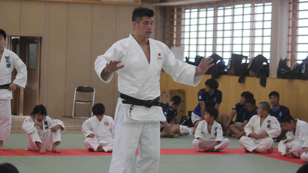 写真：柔道場で子どもたちに指導する井上康生さん