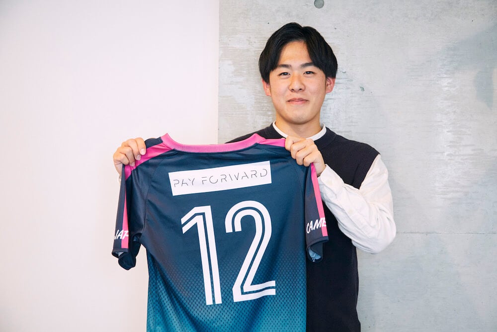 写真:ユニフォームを持つ小西さん