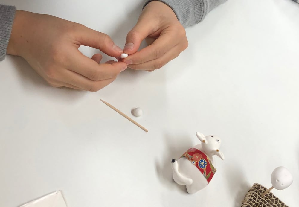 写真:粘土で牛の置物をつくる子ども