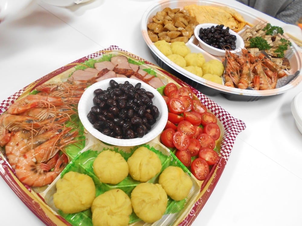 写真:テーブルに並ぶおせち料理