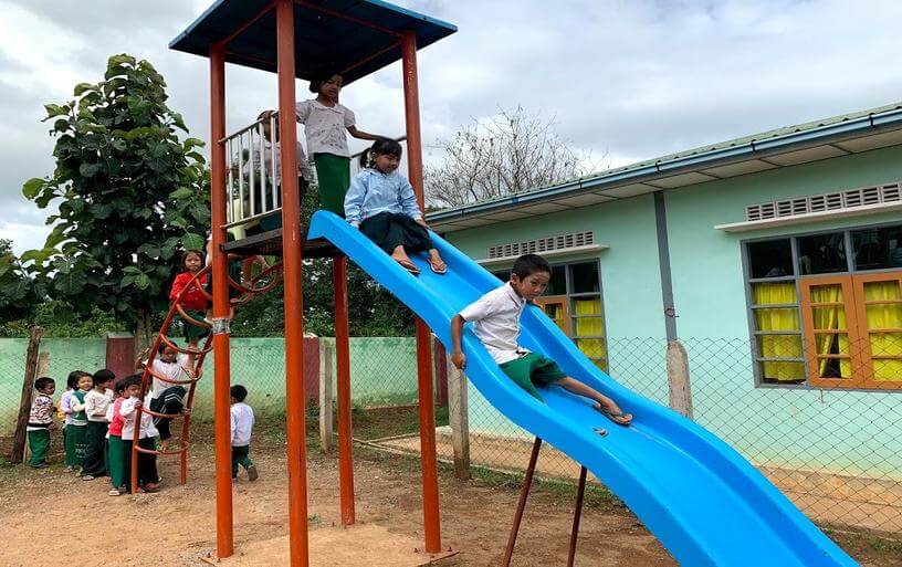 写真：学校に寄付された遊具で遊ぶミャンマーの子どもたち