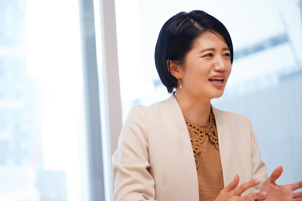 写真：取材に答える西郷さん