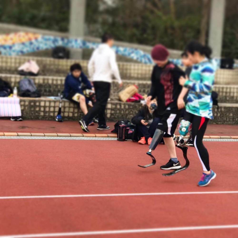 写真:トラックを義足で走る参加者