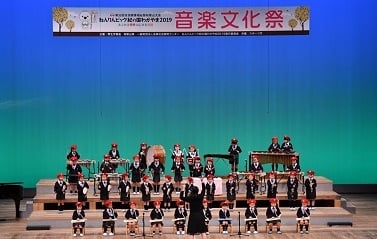 写真:楽器を演奏する学生たち