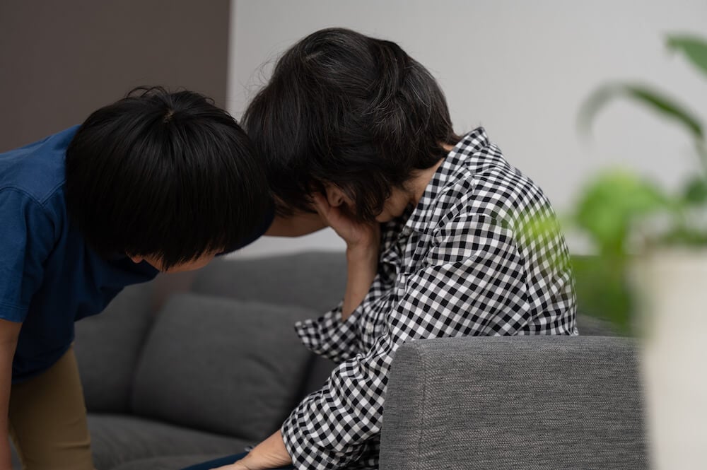 写真：鬱や病気で元気がない祖母を励ます子ども