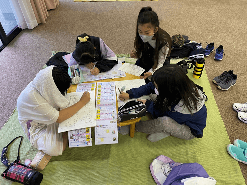 写真:子ども第三の居場所で一緒に勉強する子どもたち
