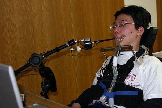 ジョーズ＋でパソコンを操作する男性