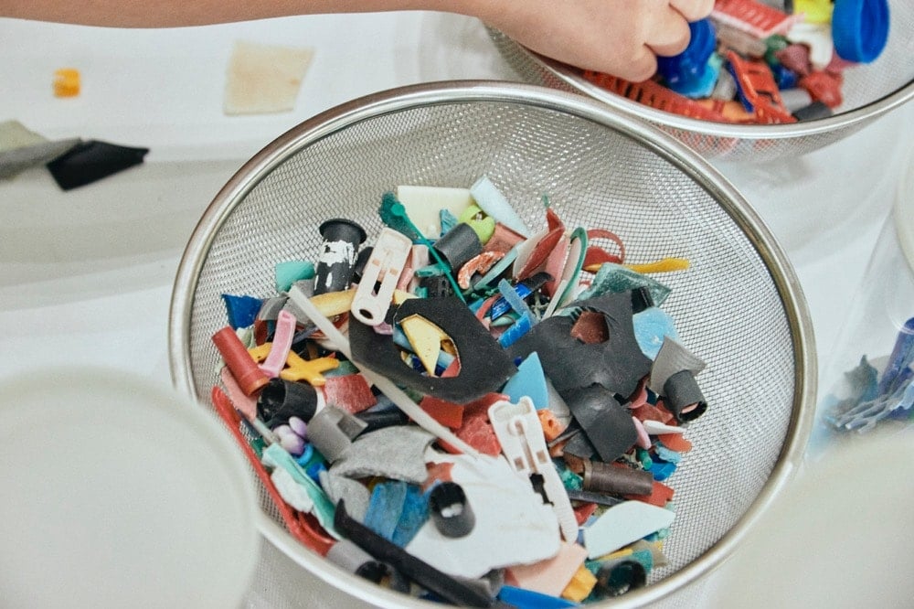 器に入れられた色とりどりのプラスチックごみ