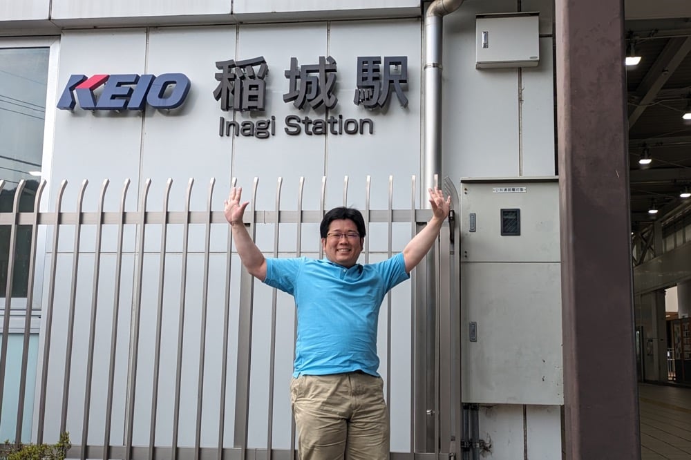 稲城駅前に立つ少年B