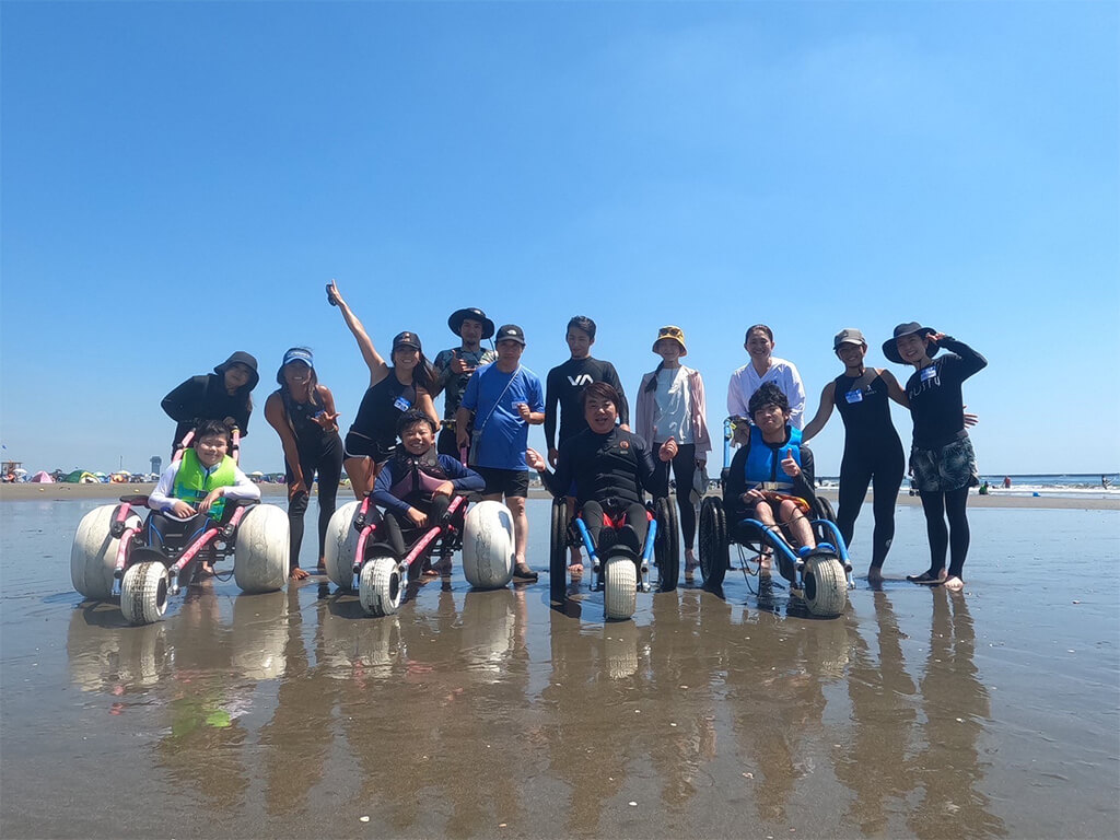 車いすキッズとアスリートの集合写真