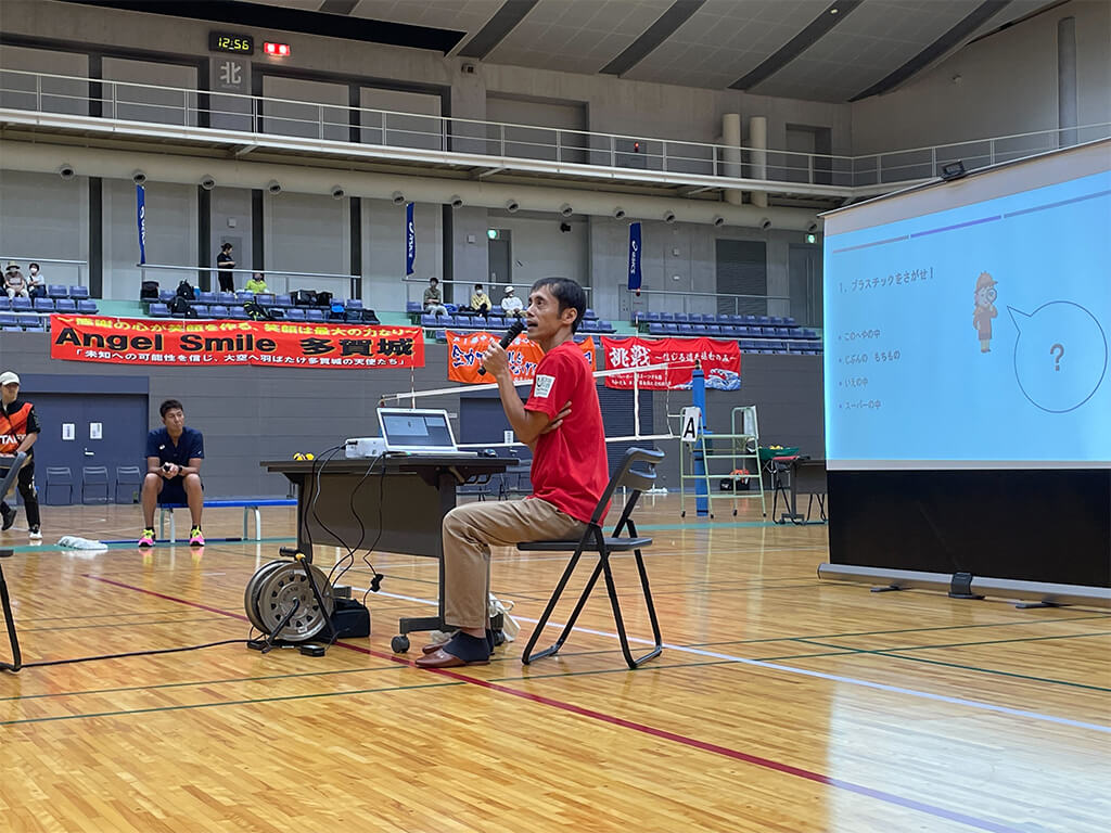 写真：服部雄一郎さんが選手に講演を行っている様子