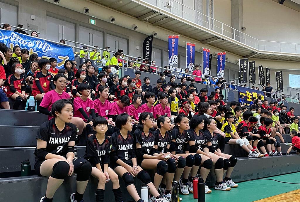 写真：真剣に話を聞く約100名の選手たち