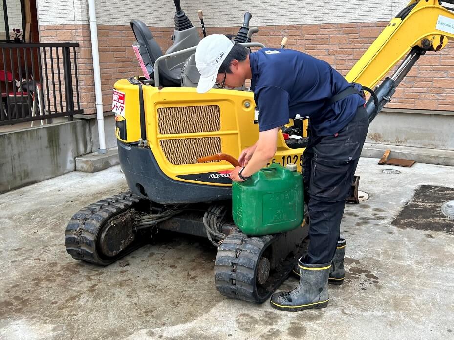 日本財団若手職員も、重機を使った活動前の燃料給油など支援活動に貢献します