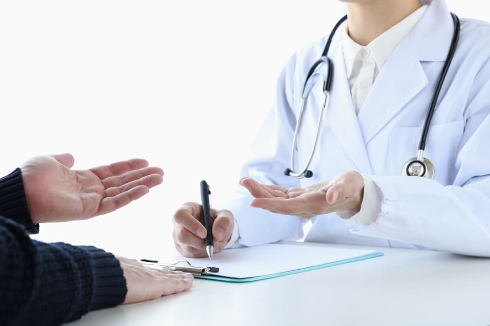 イメージ:医者に相談する男性