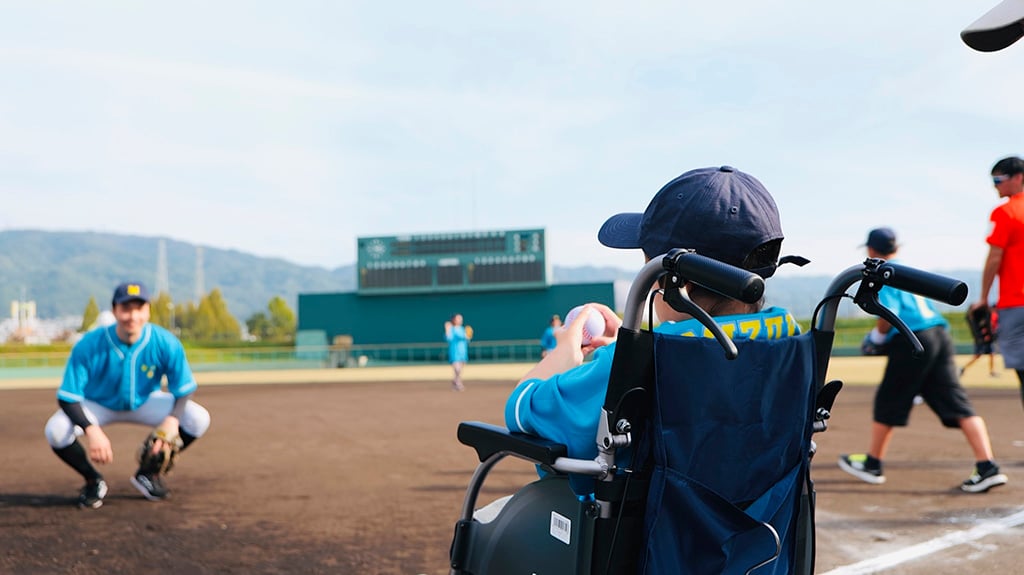 写真：生山裕人氏とキャッチボールをするみずきくん