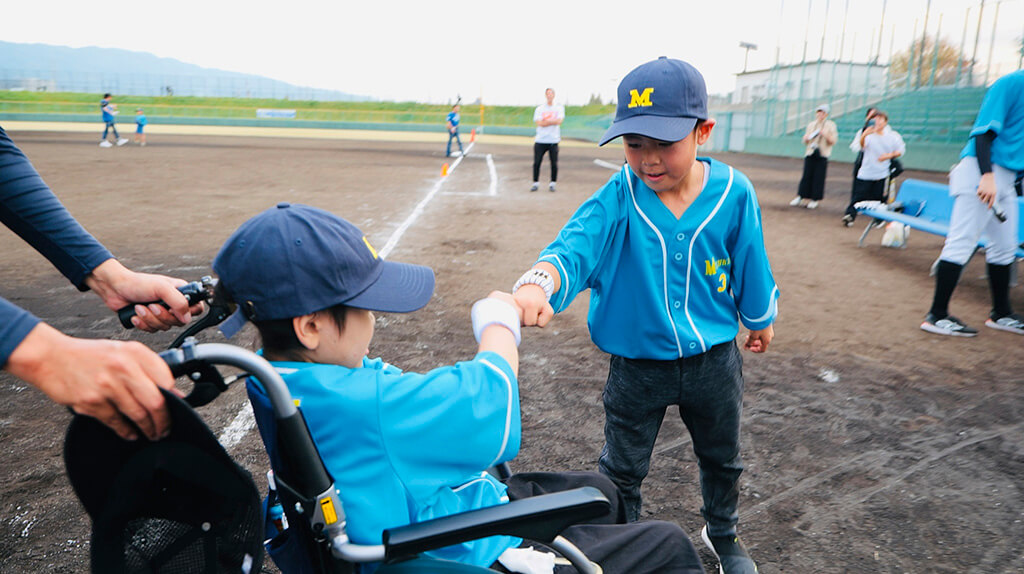 写真：チームメイトとグータッチするみずきくん