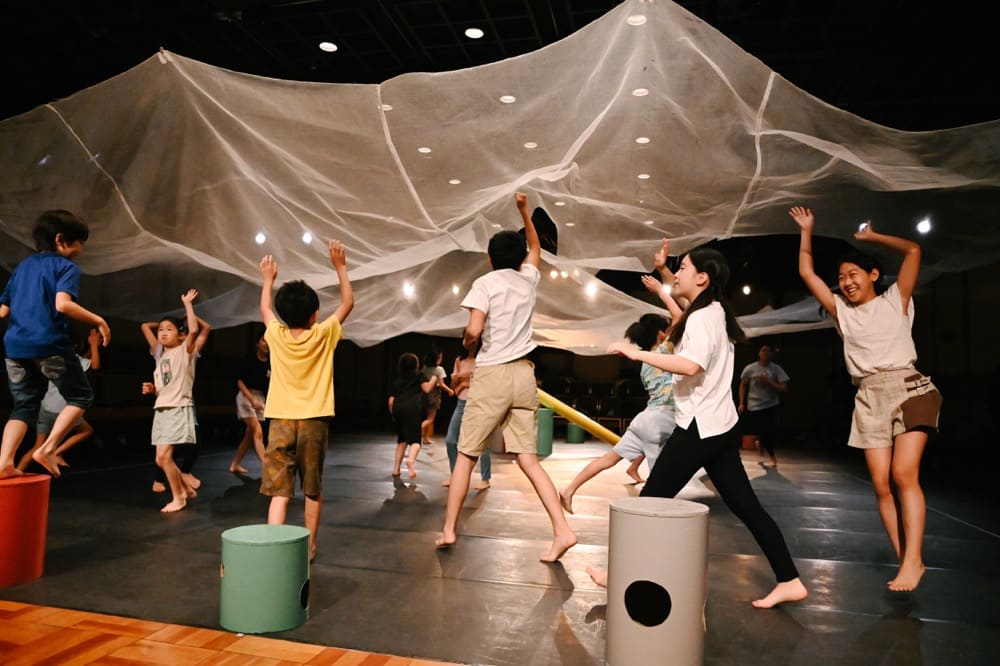 写真：舞台上で創作活動を行う子どもたち