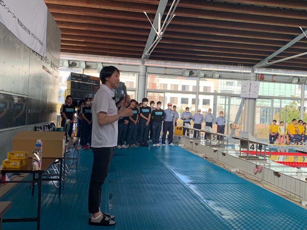 子どもたちに向けて話をする萩原さん