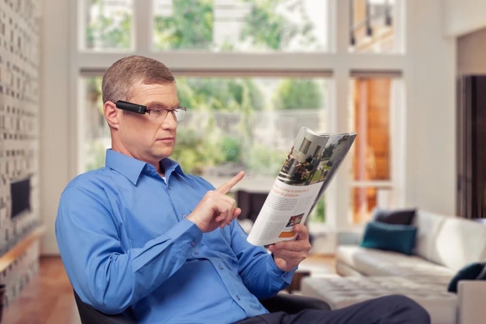 OrCam MyEyeを使用する人