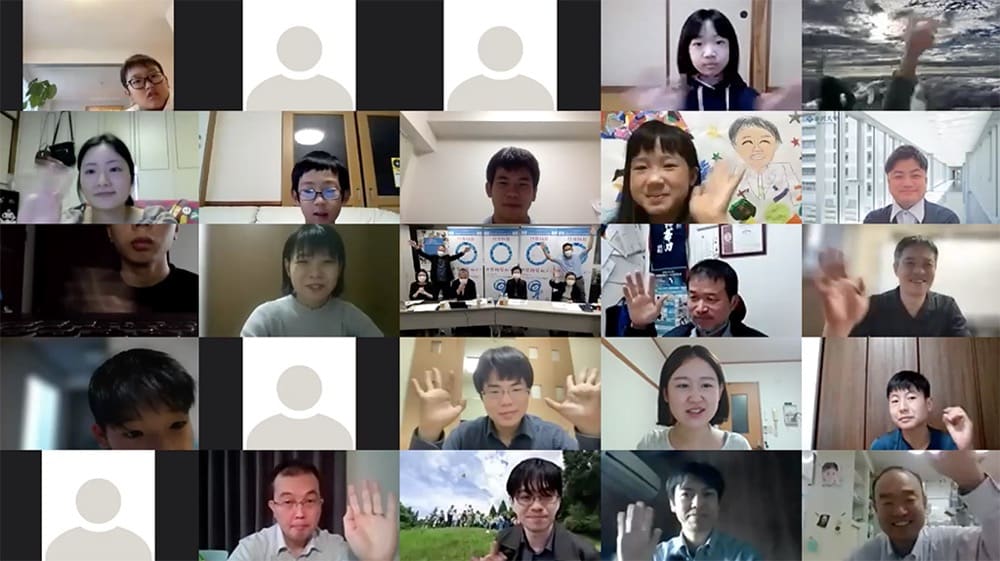 モニター越しに挨拶する子どもからお年寄りまでいる参加者たち