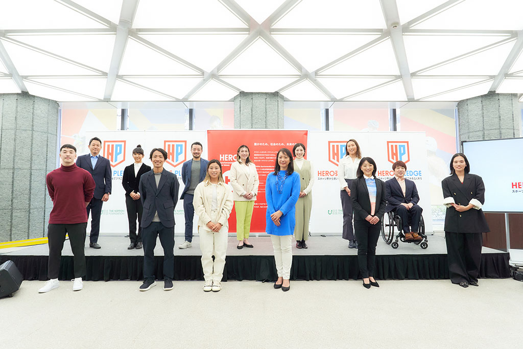 写真：⽇本財団『HEROs PLEDGE』発表会の様子。発表会に参加したアスリート（伊藤みき氏、一ノ瀬メイ氏、井本直歩子氏、岩崎恭子氏、加藤友里恵氏、杉山文野氏、武知実波氏、田渡凌氏、都筑有夢路氏、根木慎志氏、堀由美恵氏、渡部暁斗氏）の集合写真。
