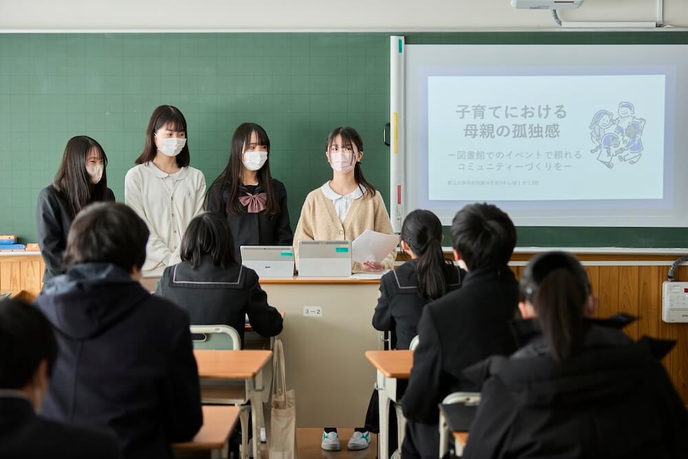 写真：多くの生徒や教育関係者、保護者の前で探究活動の成果を発表する生徒たち