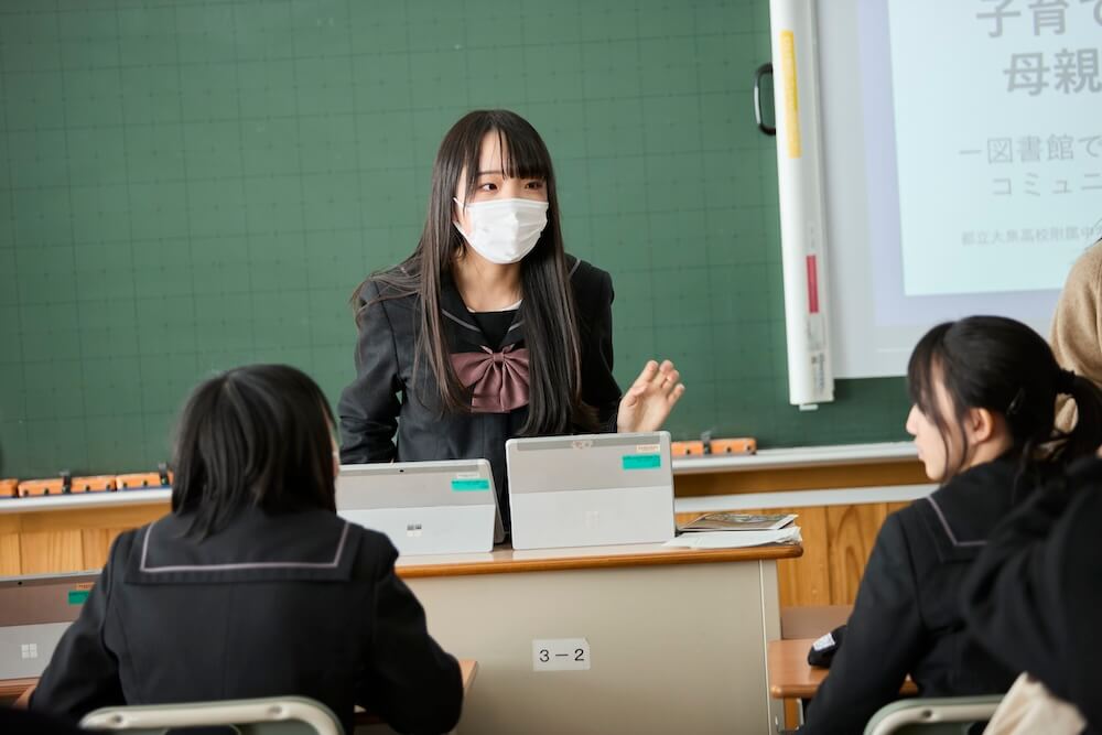 写真：多くの生徒や教育関係者、保護者の前で探究活動の成果を発表する生徒