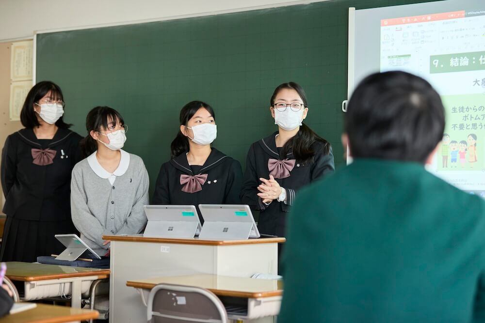 写真：発表会の内容について、参加者からの質問に答える生徒
