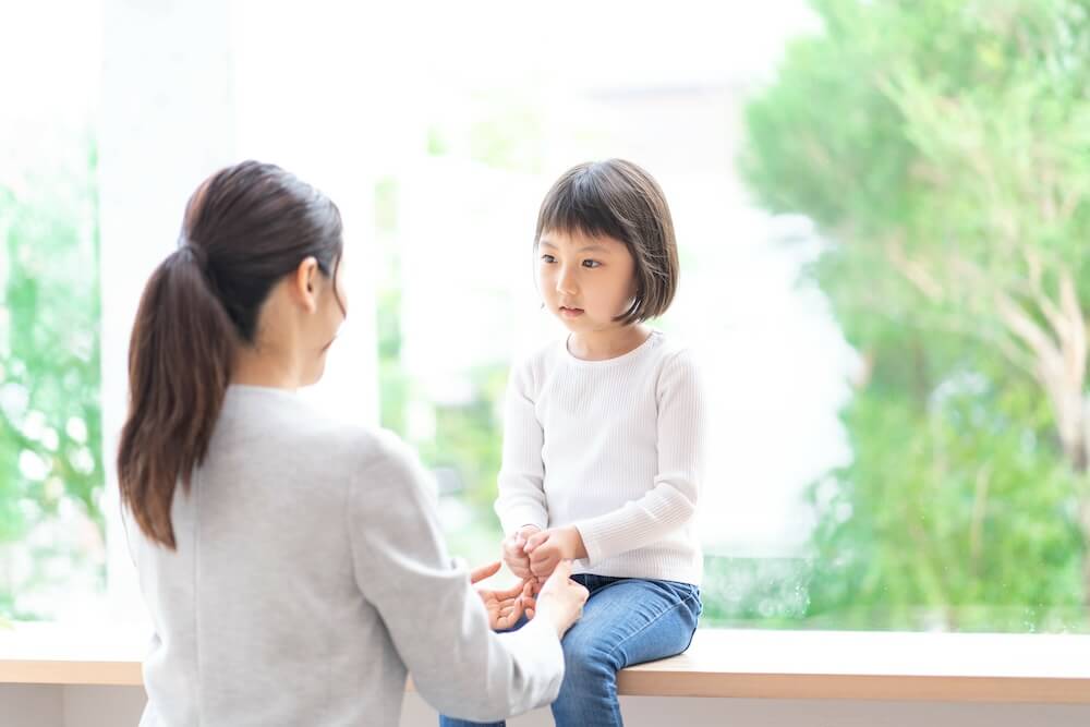 イメージ写真：娘の話を静かに聞く母親