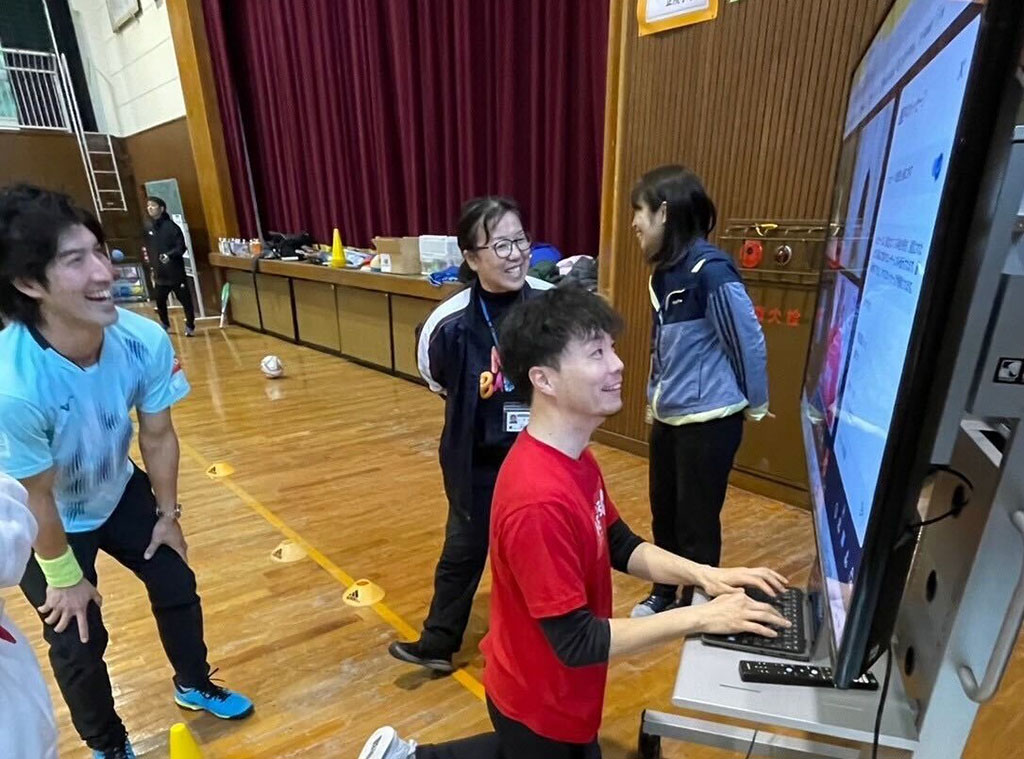 写真：子どもたちとオンライン交流する生山氏（野球）