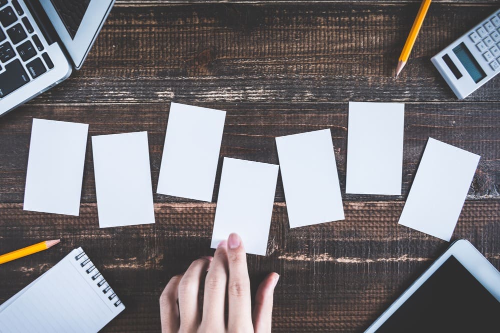 イメージ画像:複数のカードから1枚選ぶ人