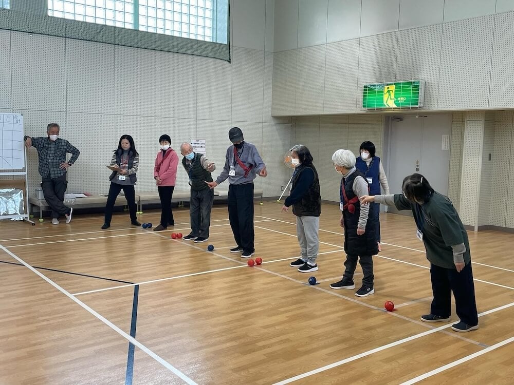 体育館でレクリエーションを楽しむやなぎだハウス利用者の皆さん