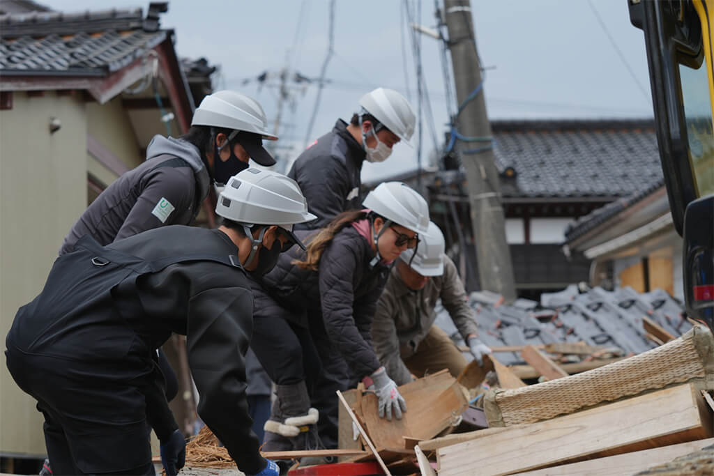 写真：黙々と撤去作業を進めるアスリートたち